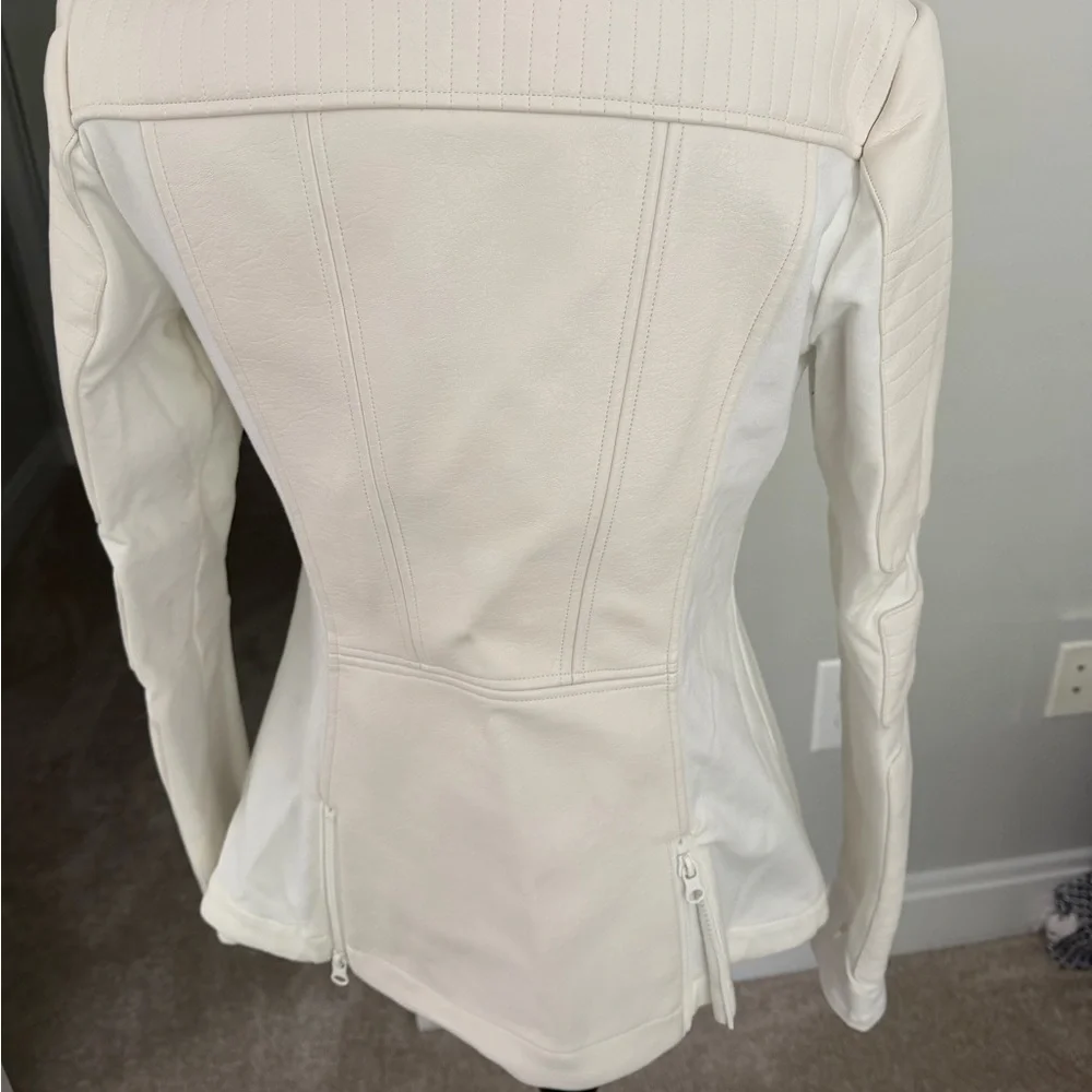 blanc noir crisp white